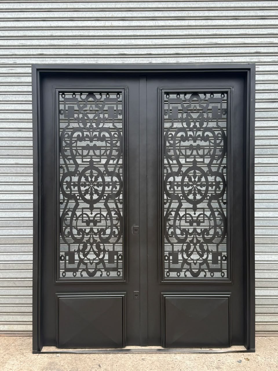 Puerta doble de hierro con diseño calado instalada — San Vicente, Zona Sur
